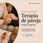 Manos de una pareja durante una sesión de terapia de pareja, en un espacio profesional, cuidado y neutral
